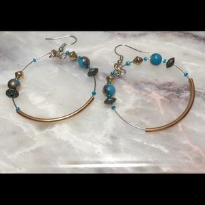 Earrings beaded teal gold tone hoops dangle 1.5”